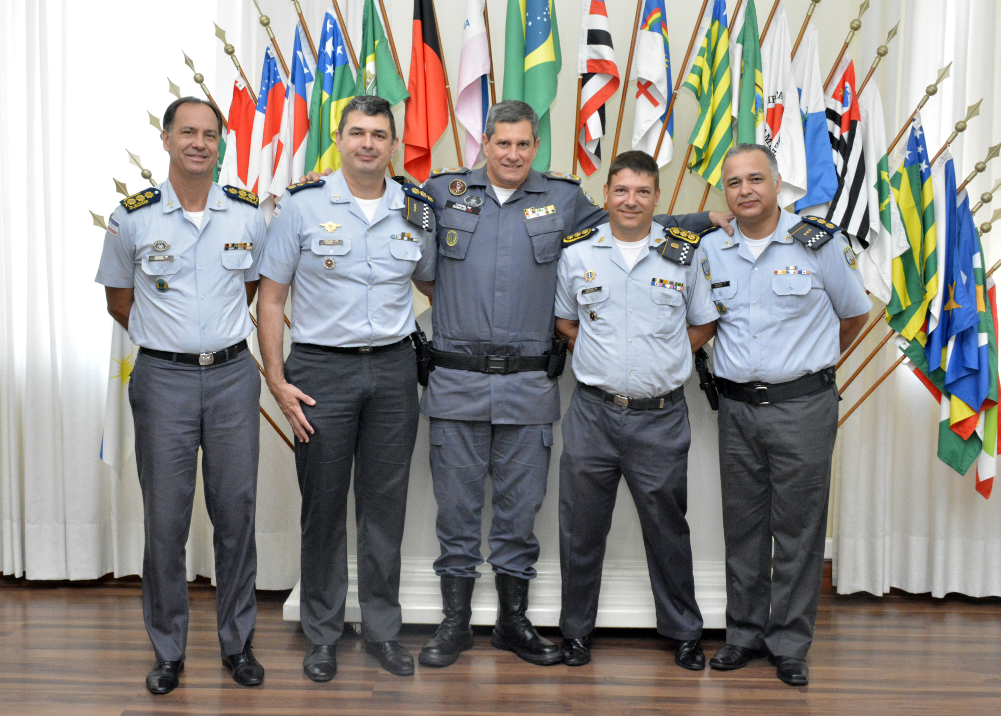 Comandante-geral da PMES (ao centro) ladeado pelo Chefe do Estado-Maior Geral, Coronel Celante (à esquerda), pelo Comandante da DRH, Coronel Nunes, pelo Subcomandante-Geral, Coronel Bresinski e pelo Comandante da DTIC, Coronel Sérgio