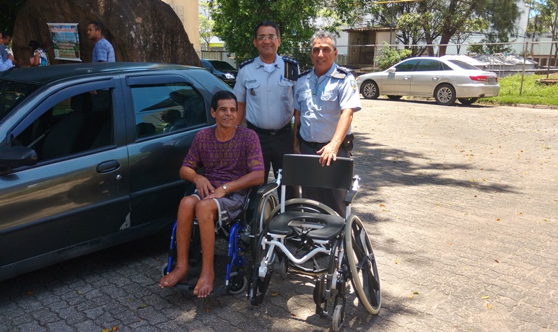 Policial Militar cadastrado no Comamas recebendo cadeira de rodas