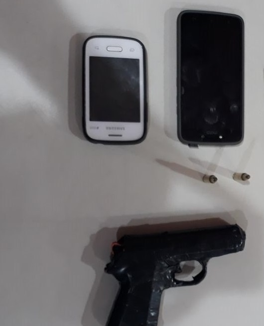 Simulacro de arma de fogo e duas munições de calibre 556 apreendidos no centro de Vitória