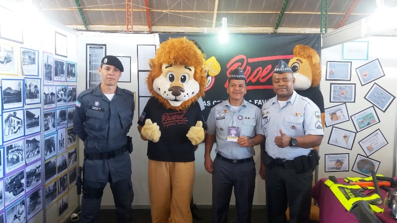 Policiais militares da 2ª Cia Ind em estand na Feira do Conhecimento