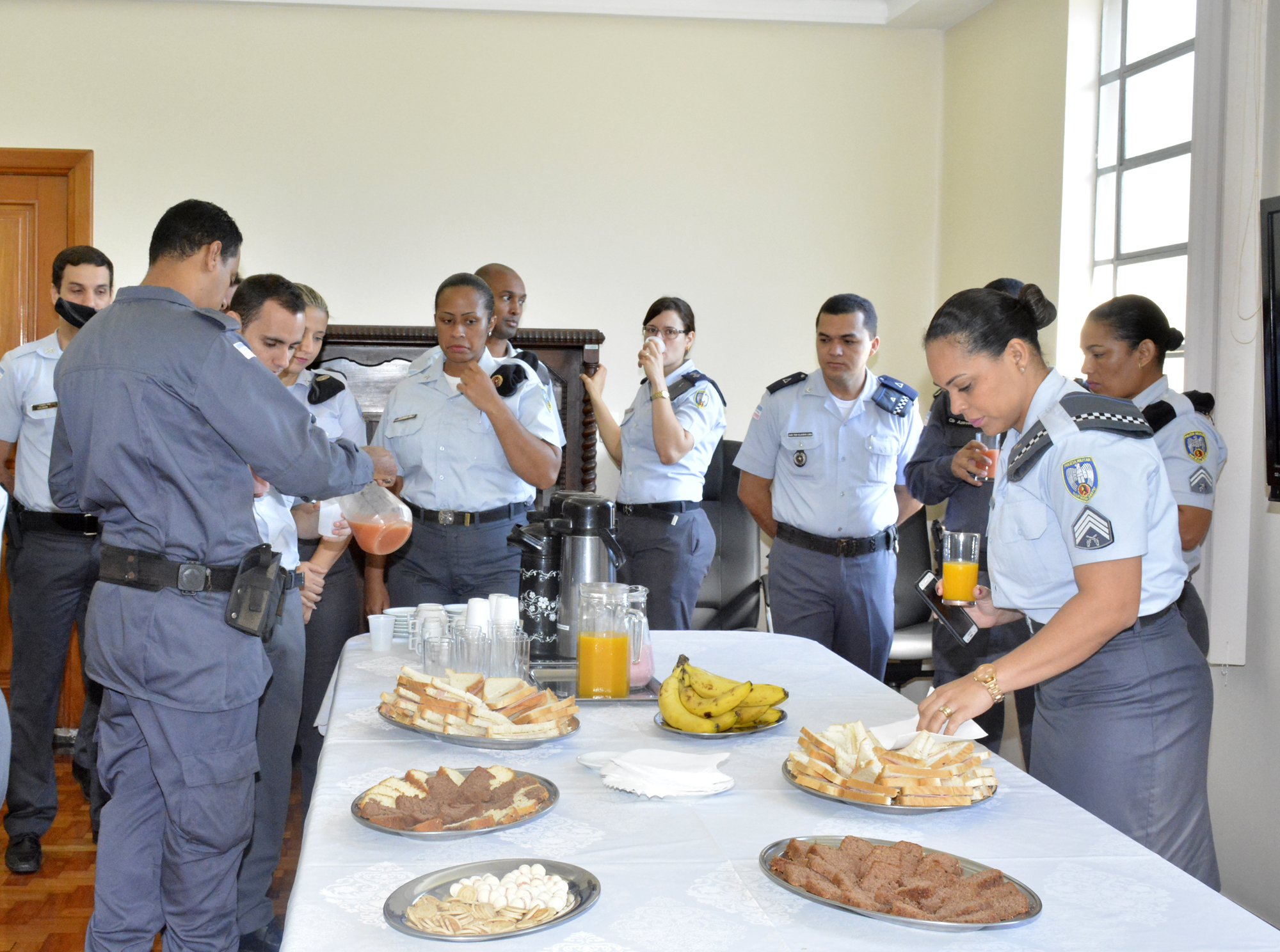 Equipe da DRH tomando café da manhã com o Alto Comando da PMES