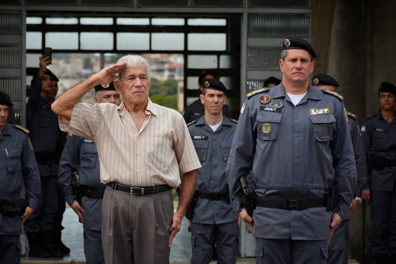 Coronel Orely e Coronel Ramalho recebendo a continência da tropa em desfile