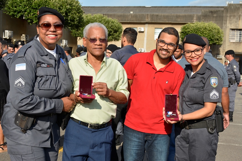 Agraciados recebendo a Medalha Valor Policial Militar de seus padrinhos