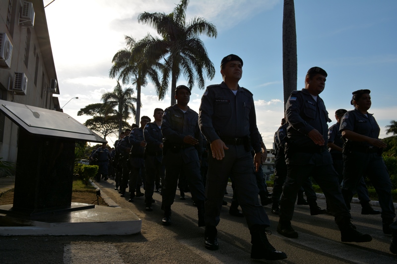 Desfile da tropa em continência ao comando-geral