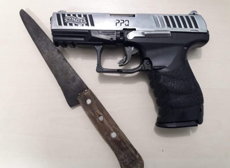 Faca e simulacro de pistola apreendidos em Piúma